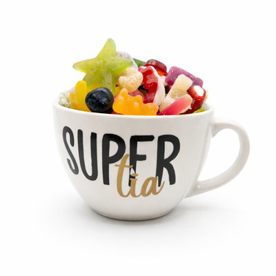 Gepersonaliseerde koffiemok gevuld met snoep