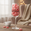 Wijnglas bedrukt met "Be my Valenwine" gevuld met snoepjes